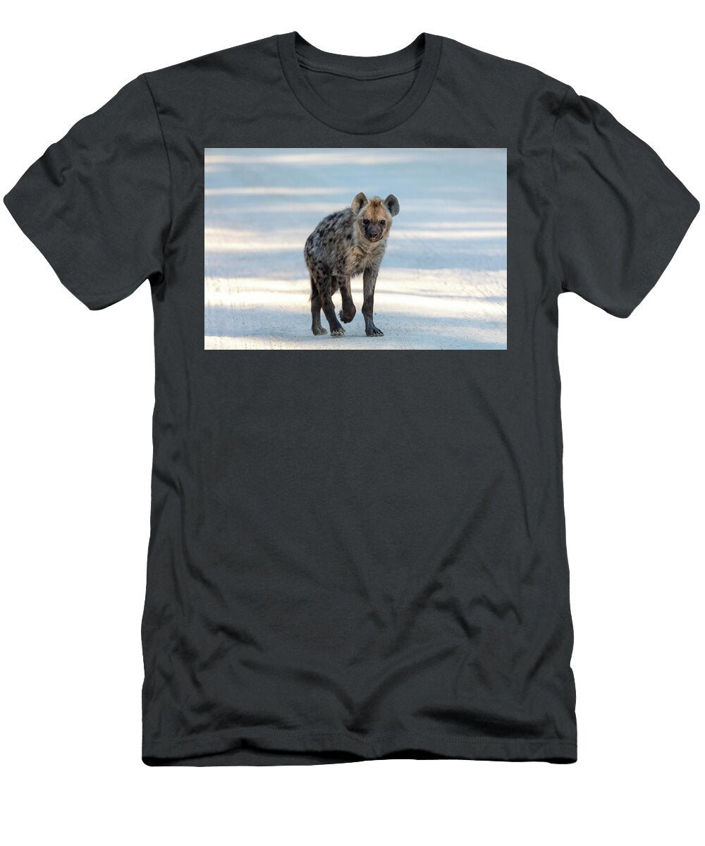 1 Cute Young Spotted Hyena Botswana Africa Wildlife Artush Foto T-Shirt